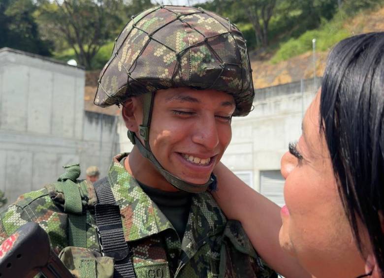 Hijo y madre compartieron un breve momento cargado de amor y nostalgia. FOTO: Cortesía Cuarta Brigada del Ejército Nacional