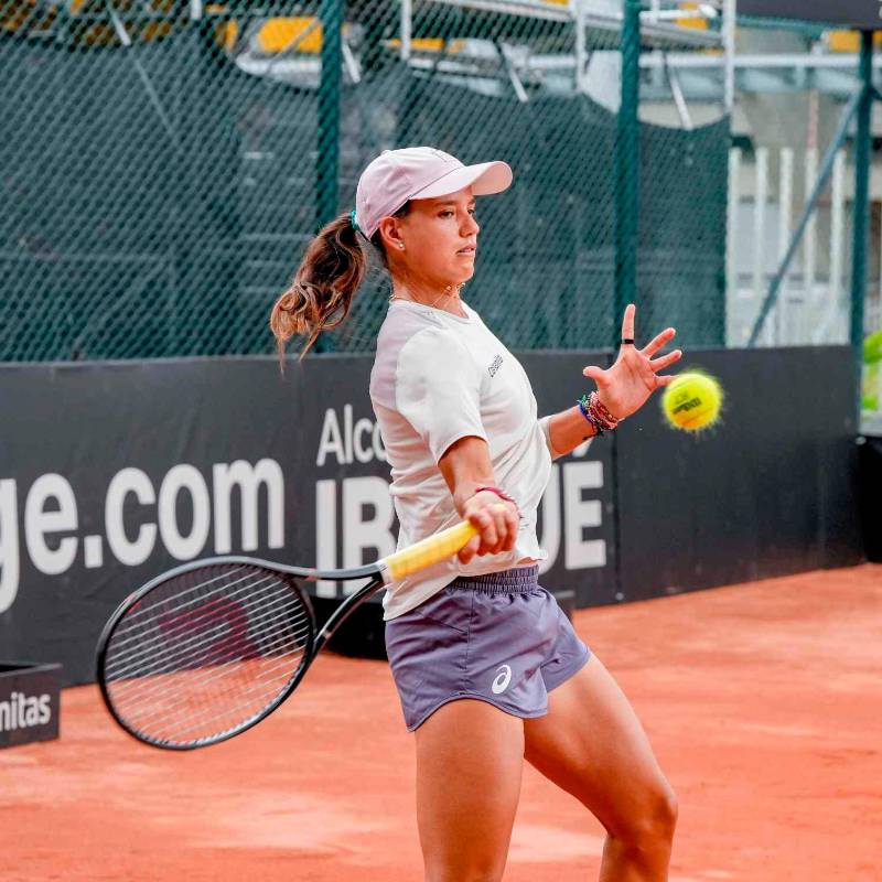 La antioqueña Emiliana Arango en una de sus jornadas de entrenamiento antes del arranque de las competencias en la Billie Jean King Cup en Ibagué. FOTO: Cortesía Fedecoltenis