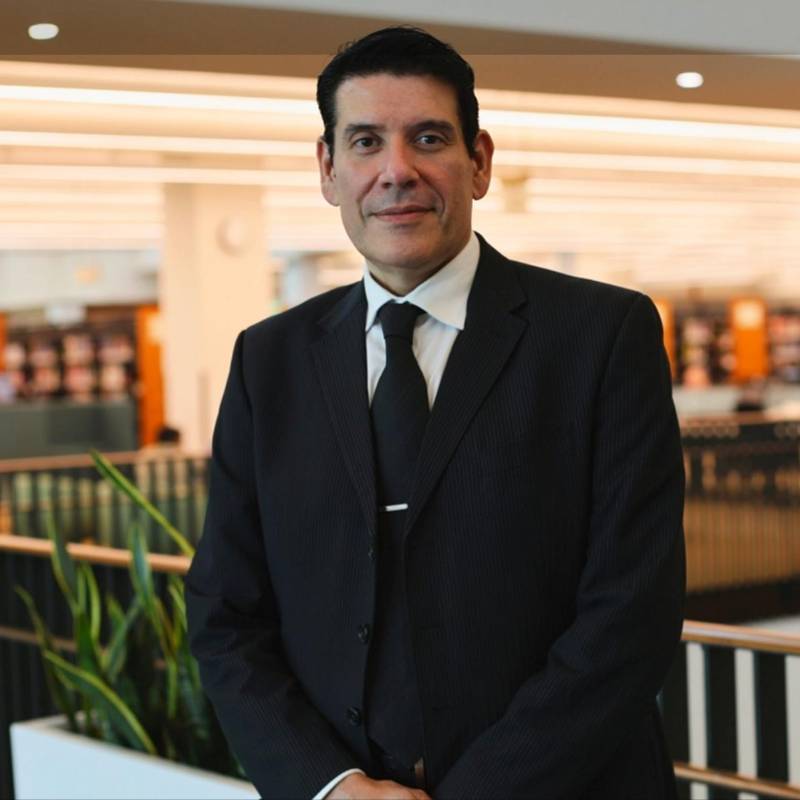 Mauricio Gaona es un abogado colombiano que vive en Estados Unidos desde hace más de veinte año, hijo de magistrado Manuel Gaona, quien fue asesinado por el M-19 en la toma al Palacio de Justicia. 