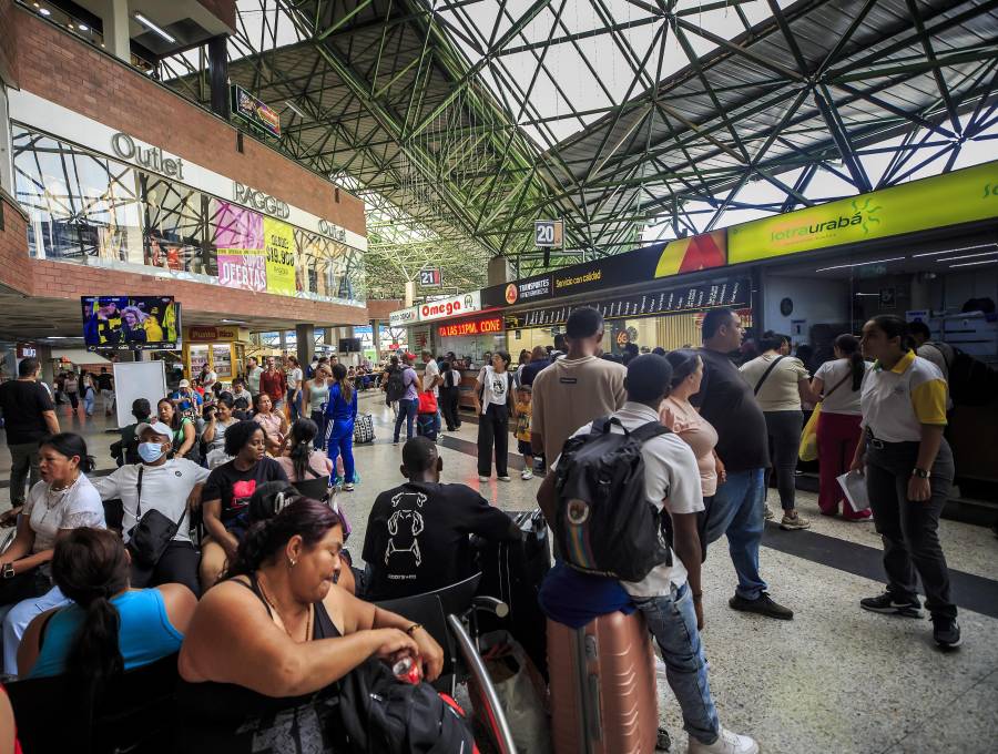 Imagen de referencia de viajeros en el Terminal de Transporte del Norte en Medellín. Foto: Andrés Camilo Suárez Echeverry
