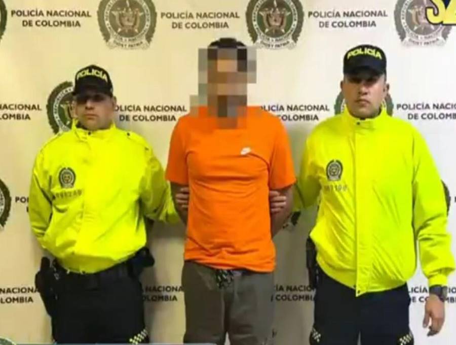 Alias “Amaury” durante su detención por agentes de la Policía en Medellín. FOTO: imgen tomada de redes.