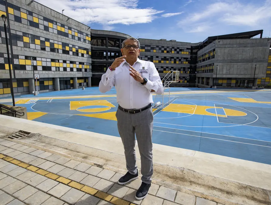 El exdirector de Sapiencia Carlos Alberto Chaparro, uno de los llamados por la Personería, en una de las sedes de la entidad. Foto: Manuel Saldarriaga Quintero