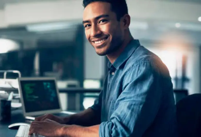 Perfiles digitales y tecnológicos figuran entre los más buscados y mejor pagos del mercado laboral colombiano. FOTO: iStock