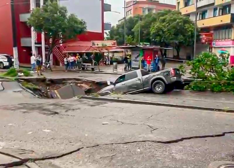 Este cráter se formó en el sector conocido como Villa Julia en Villavicencio. FOTO CORTESÍA 