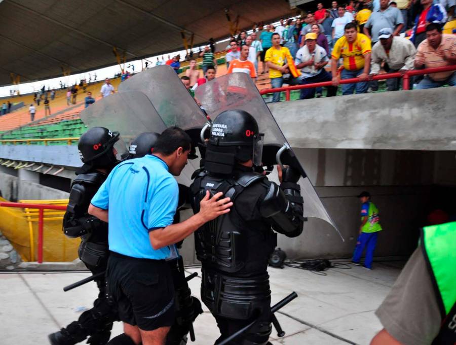 Los árbitros pasan por un periodo de múltiples cuestionamientos en el fútbol colombiano. FOTO ARCHIVO COLPRENSA