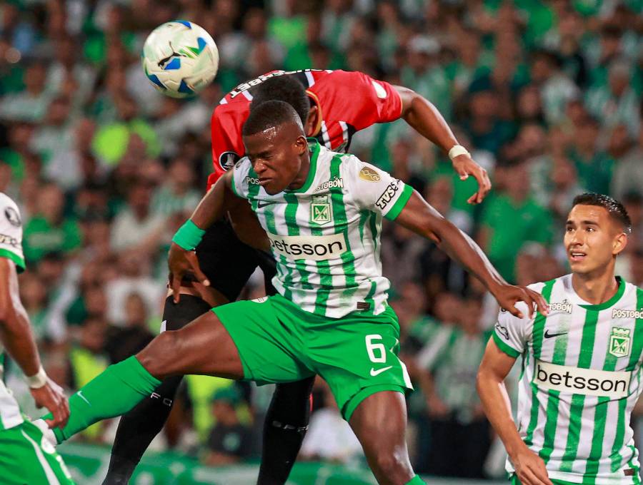 En la imagen aparece Andrés Román en la disputa de un balón con uno de los jugadores de Sao Paulo en el partido de ida. FOTO MANUEL SALDARRIAGA