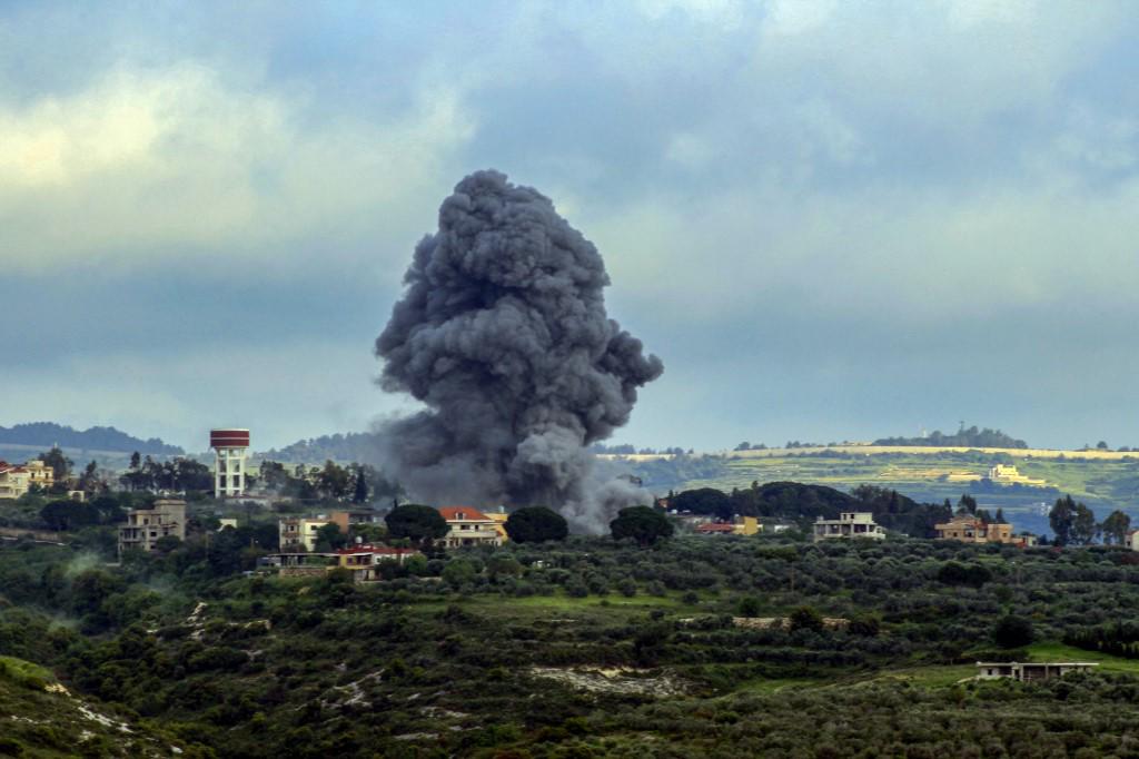 Ataque israelí en la aldea fronteriza de Tayr Harfa, en el sur del Líbano, el 13 de abril de 2024, en medio de tensiones transfronterizas en curso, mientras continúan los combates entre Israel y militantes de Hamás en la Franja de Gaza. FOTO: AFP
