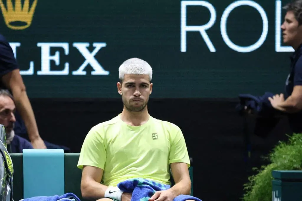Carlos Alcaraz fue eliminado en su debut en el Masters de París por el británico Cameron Norrie, tras un partido que calificó como uno de los peores de su temporada. FOTO: AFP.  Carlos Alcaraz fue eliminado en su debut en el Masters de París por el británico Cameron Norrie, tras un partido que calificó como uno de los peores de su temporada. FOTO: AFP.