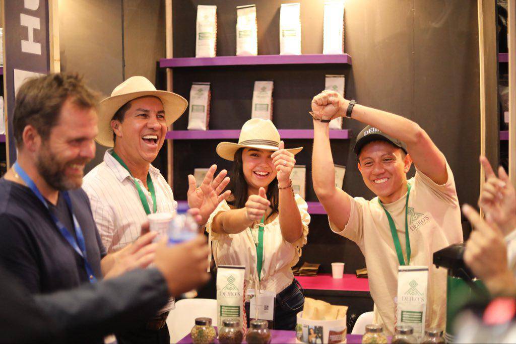 Cafés de Colombia Expo 2025 y la subasta Craft Selection son la prueba viva de que el café colombiano sigue escribiendo capítulos dorados en el mapa mundial del sabor. Cafés de Colombia Expo 2025 y la subasta Craft Selection son la prueba viva de que el café colombiano sigue escribiendo capítulos dorados en el mapa mundial del sabor.