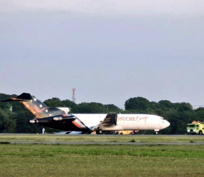 La aeronave de carga quedó atravesada en la pista, causando el cierre total del aeropuerto por varias horas. FOTO: Tomada de redes sociales 