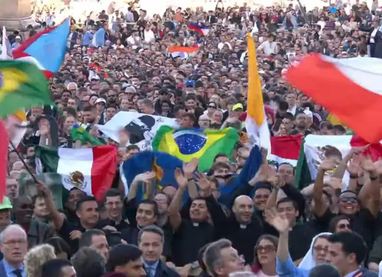 Ambiente a las afueras de la Basílica de San Pedro, en el Vaticano, este jueves 8 de mayo. FOTO: Captura de video