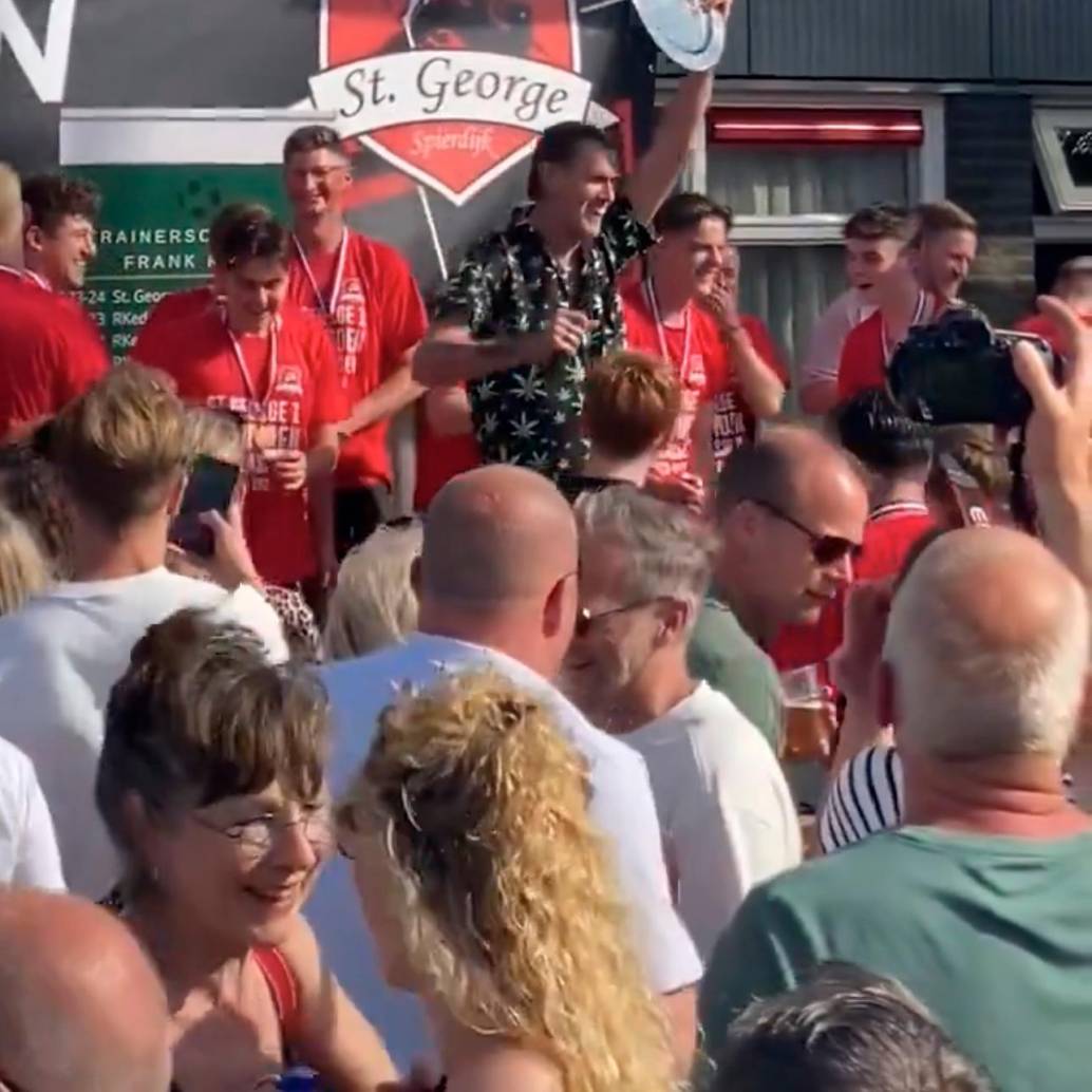 El árbitro Jan Smit llegó a levantar el trofeo en la celebración de los futbolistas del St George. FOTO: Captura de video