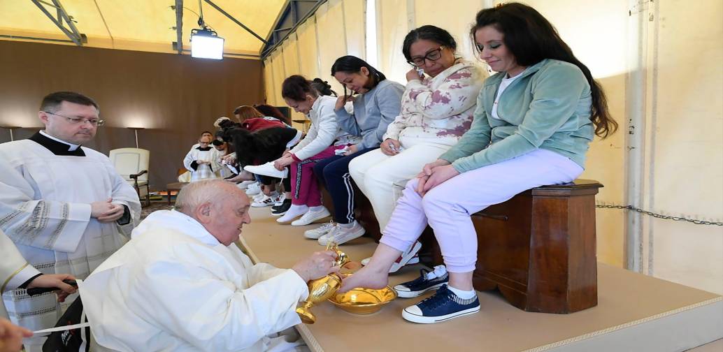 El papa Fracisco realizó este tradicional ritual en una prisión de Roma. FOTO Captura de video @VaticanNews