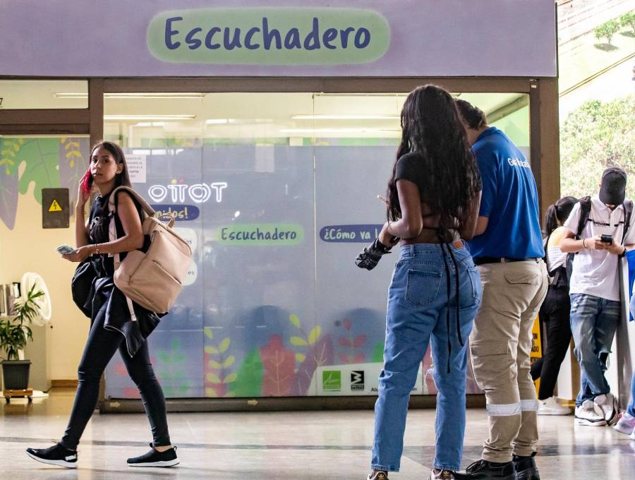 Escuchadero ubicado en la estación San Antonio del metro de Medellín. FOTO: Jaime Pérez Munévar