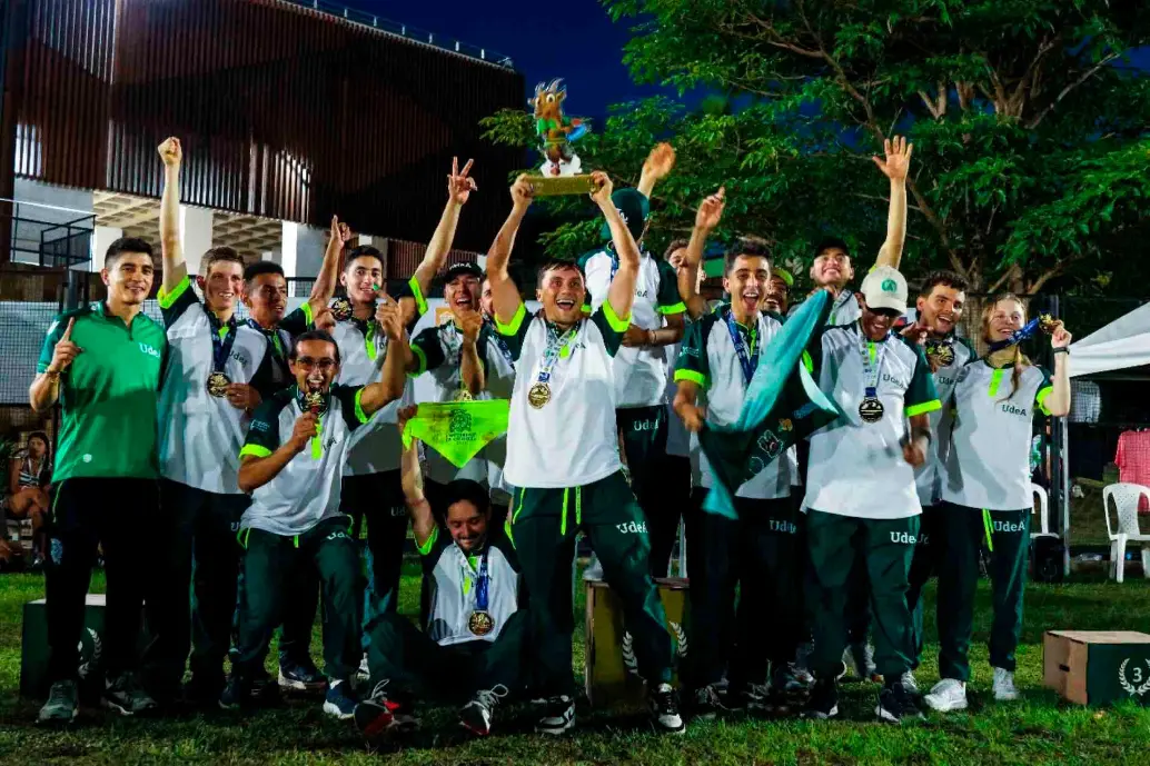 Los atletas de la Universidad de Antioquia se coronaron campeones de los Juegos Universitarios, reteniendo el título que alcanzaron el año anterior en el Eje Cafetero. FOTO CORTESÍA Los atletas de la Universidad de Antioquia se coronaron campeones de los Juegos Universitarios, reteniendo el título que alcanzaron el año anterior en el Eje Cafetero. FOTO CORTESÍA