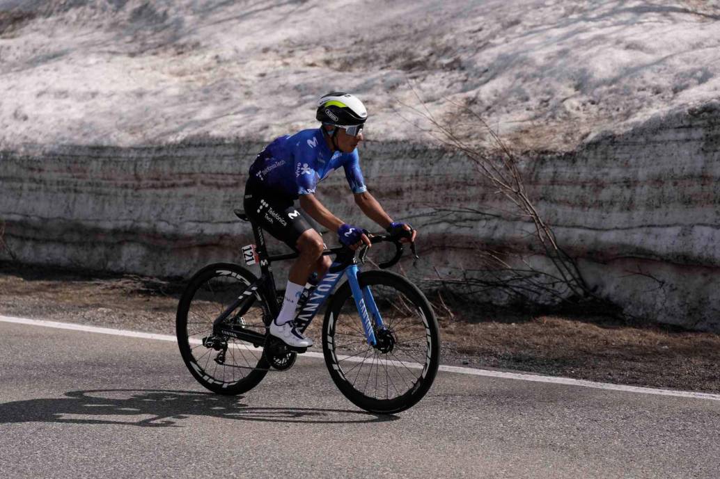 El colombiano Nairo Quintana realizó una excelente etapa y alcanzó a llegar en el segundo lugar de la Etapa Reina del Giro de Italia. FOTO TOMADA @giroditalia