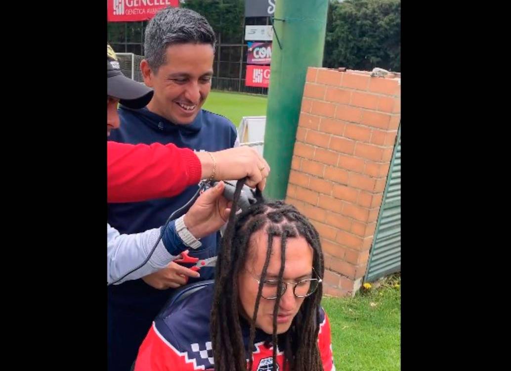 Este es el momento en el que el técnico Sebastián Oliveros inició el proceso de cambio de Santiago Montejo, CM de Fortaleza. PANTALLAZO VIDEO Este es el momento en el que el técnico Sebastián Oliveros inició el proceso de cambio de Santiago Montejo, CM de Fortaleza. PANTALLAZO VIDEO