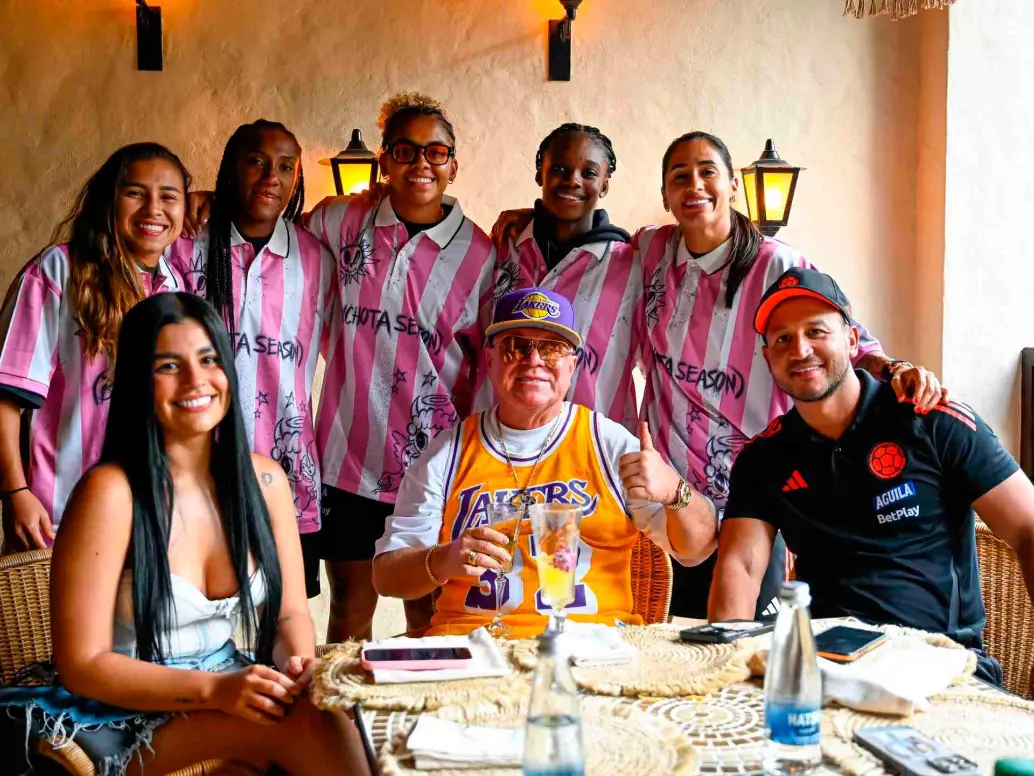 Este es uno de los momentos que compartieron las jugadoras y el cuerpo técnico de Colombia con Guillermo Giraldo, padre de Karol G, quien realizó la invitación a la Selección. FOTO CORTESÍA FCF Este es uno de los momentos que compartieron las jugadoras y el cuerpo técnico de Colombia con Guillermo Giraldo, padre de Karol G, quien realizó la invitación a la Selección. FOTO CORTESÍA FCF