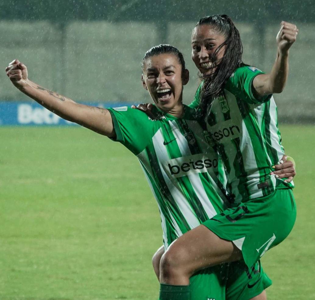 Yoreli Rincón y Marcela Restrepo celebran la victoria ante el DIM, en el estadio de Ditaires. FOTO CORTESÍA NACIONAL 