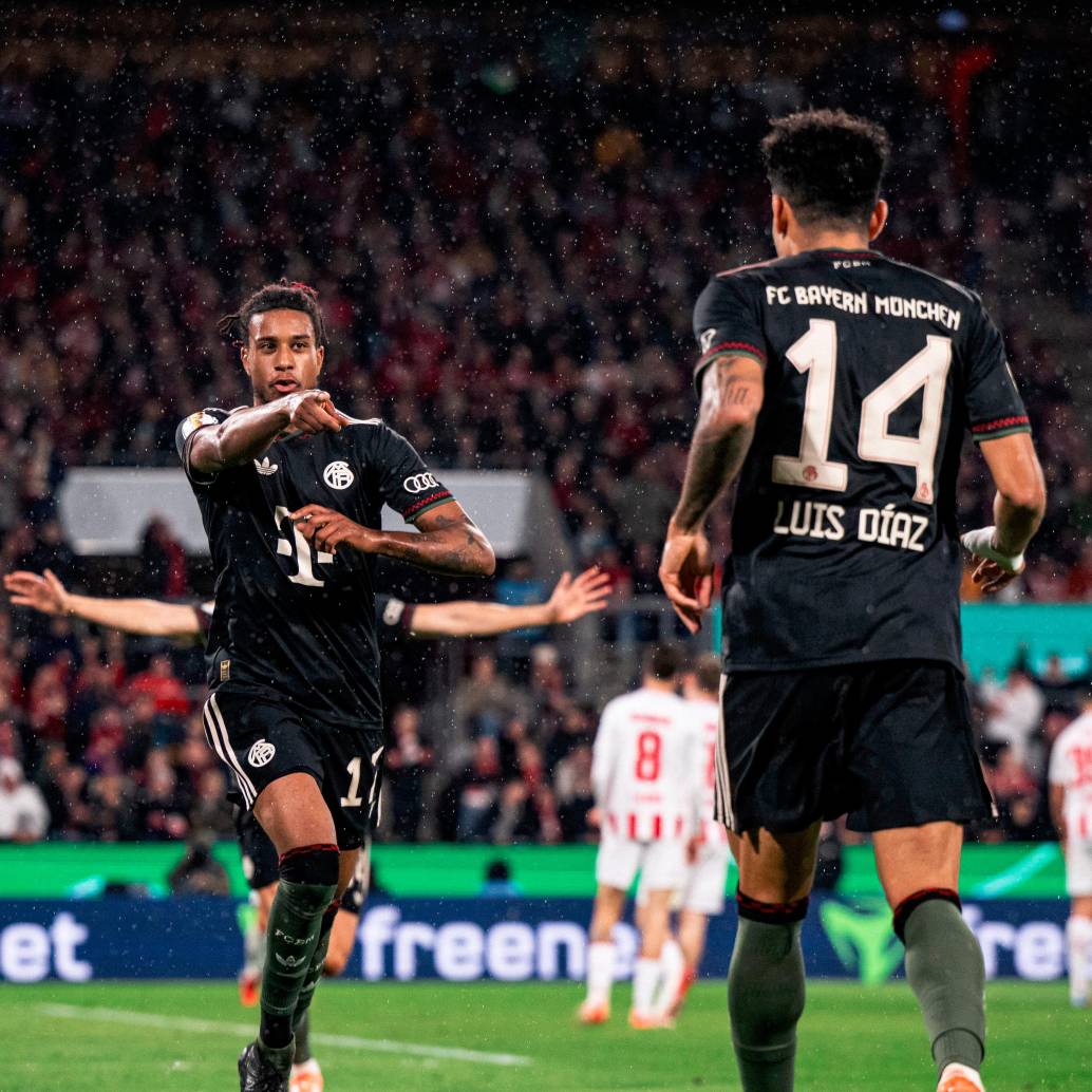 Olise señalando a Luis Díaz después de que este le diera una asistencia para su anotación. FOTO @FCBayernEN Olise señalando a Luis Díaz después de que este le diera una asistencia para su anotación. FOTO @FCBayernEN