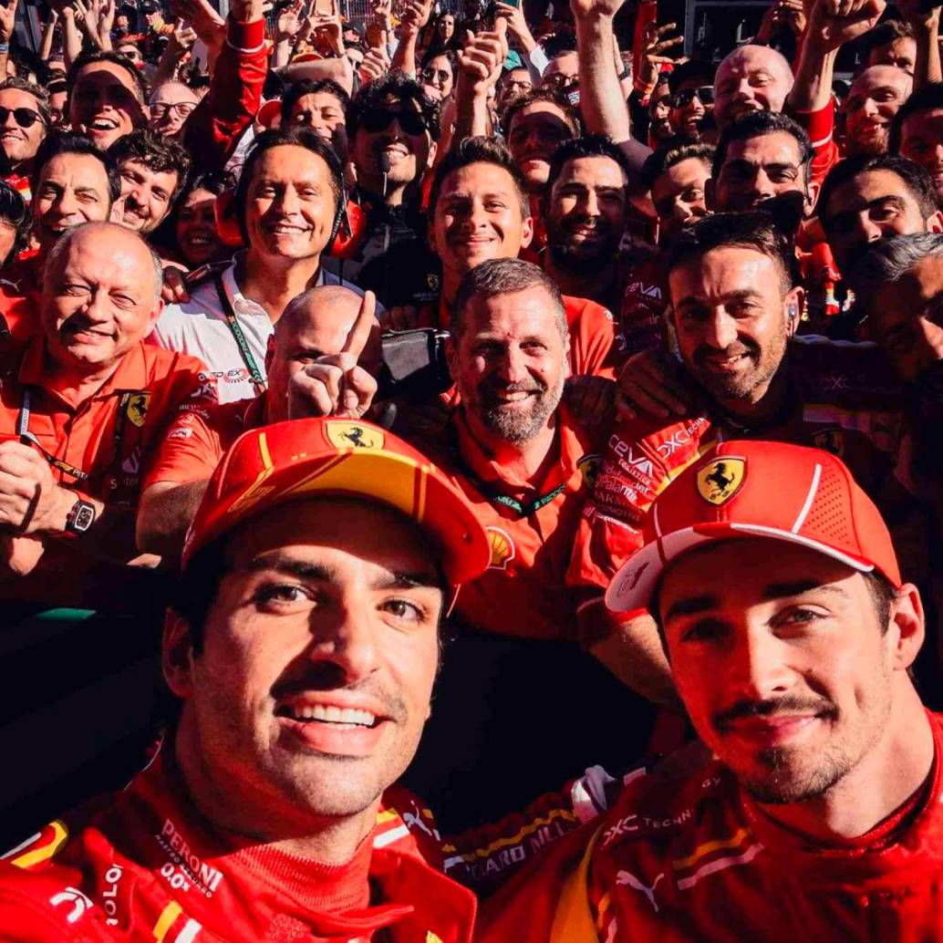 El español Carlos Sainz celebra con todos los integrantes de la escudería Ferrari la victoria en Australia.<b> </b>FOTO TOMADA @ScuderiaFerrari