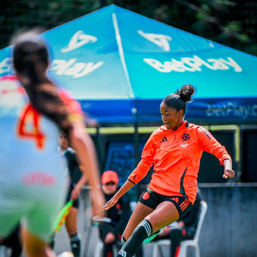 London Crawford en una de las prácticas tricolor. <span class="mln_uppercase_mln">FOTO</span> <b><span class="mln_uppercase_mln">cortesía fcf</span></b> London Crawford en una de las prácticas tricolor. <span class="mln_uppercase_mln">FOTO</span> <b><span class="mln_uppercase_mln">cortesía fcf</span></b>