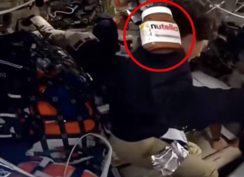 El 6 de abril de 2026, durante una transmisión en vivo oficial de la NASA desde la cápsula Orion, un frasco de Nutella apareció flotando en microgravedad frente a la cámara, justo cuando la nave alcanzaba un récord histórico de distancia con la Tierra (más de 406.000 km, superando al Apolo 13). FOTO: Tomada de video de NASA.