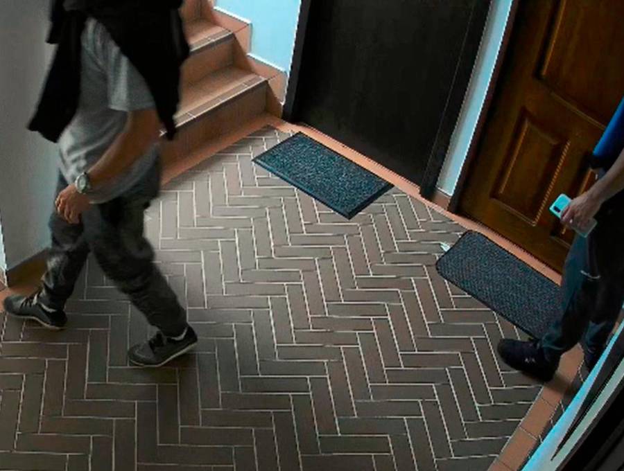 Este es el momento en el que los dos hombres empiezan a recorrer cada uno de los pisos de la edificación con el fin de encontrar la vivienda que pretenderían robar con la llave maestra que llevaban. FOTO: TOMADA DE VIDEO DE SEGURIDAD