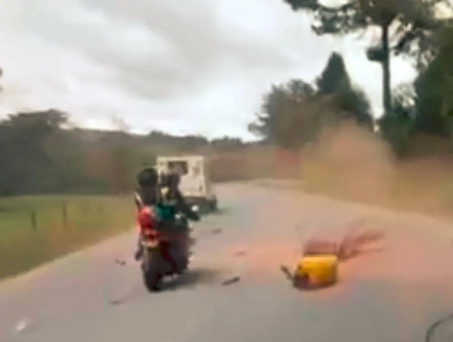 En un video, que estaba tomando un motociclista, quedó registrado el momento exacto en el que la ambulancia tomó la curva por el carril contrario, provocando la colisión frontal con la motocicleta. FOTO: CORTESÍA
