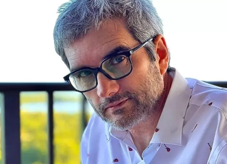 Félix de Bedout fue trasladado a un centro médico tras desvanecerse antes de presentar el noticiero de Univisión. FOTO: @fdbedout. 