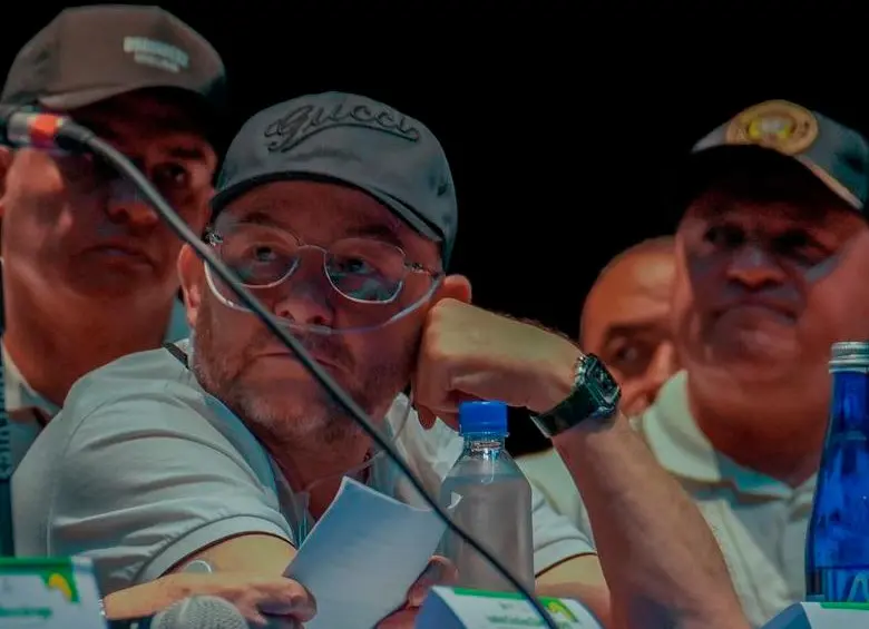 José Leonardo Muñoz Martínez, alias “Douglas” o “la Tía” (de gafas), es uno de los principales voceros de las bandas del Valle de Aburrá en la mesa de paz de la cárcel de Itagüí. FOTO: Cortesía