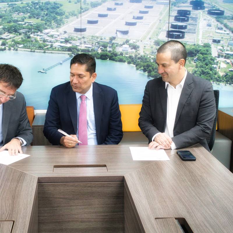 De izquierda a derecha, Diego Perez Claramunt, President & Country Manager, Colombia, Gran Tierra Energy; Juan Carlos Hurtado, vicepresidente ejecutivo de Hidrocarburos de Ecopetrol; Julián Fernando Lemos, vicepresidente corporativo de Estrategia y Nuevos Negocios de Ecopetrol. Foto: Cortesía