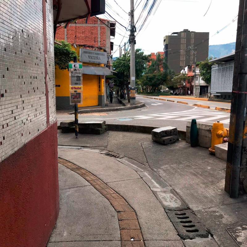 En esta esquina, a un lado de la estación Los Alpes, de metroplús, ocurrió el ataque con cuchillo de dos hombres, que acabó con ambos implicados muertos. FOTO: LAURA ROSA JIMÉNEZ VALENCIA