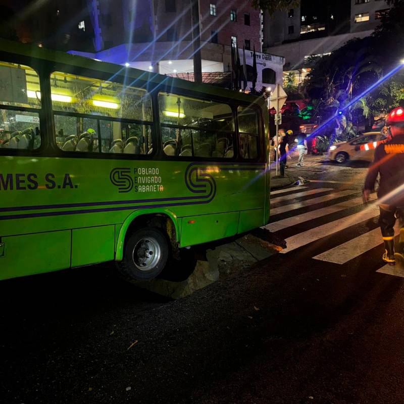 La socavación se abrió en la Avenida El Poblado, en el punto de cobertura de la quebrada La Presidenta. FOTO CAMILO SUÁREZ