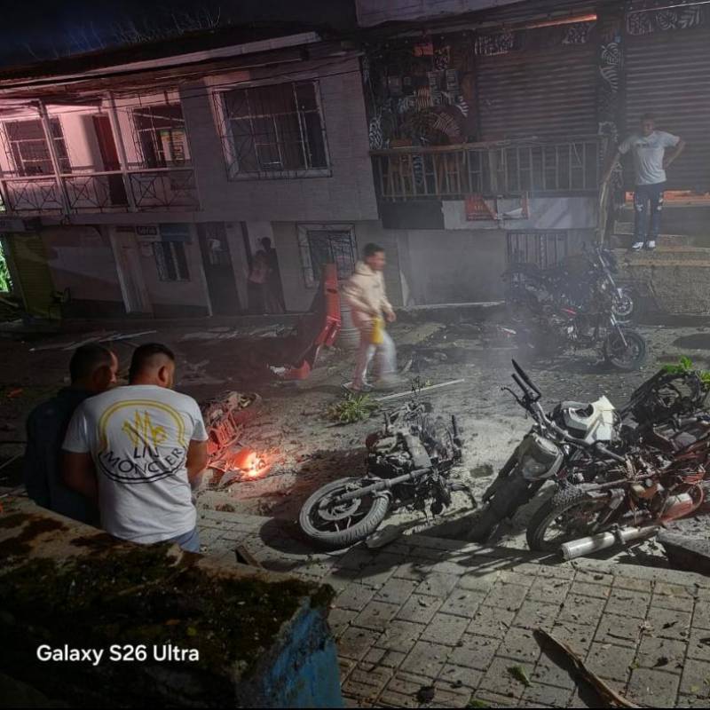 Así quedaron las motos que se encontraban estacionadas en las afueras de la estación de Policía de Briceño, Norte antioqueño. FOTO: CORTESÍA