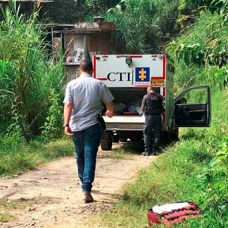 Los agentes del CTI de la Fiscalía hicieron la inspección a los cuerpos sin vida de estos dos hermanos en el corregimiento Altavista, de Medellín. FOTO: Laura Rosa Jiménez