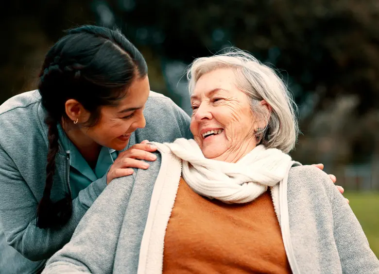 La conversación, según expertos, ayuda a que la persona adulta mayor le dé sentido a su vida y se sienta incluida. Escuchar y ser escuchado puede hasta tener un efecto terapéutico. FOTO GETTY