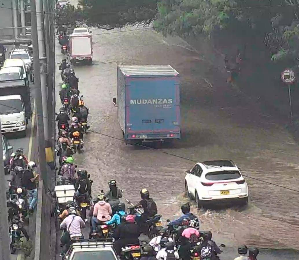 La ruptura de la conducción generó una inundación que afectó la movilidad. FOTO: CORTESÍA EPM