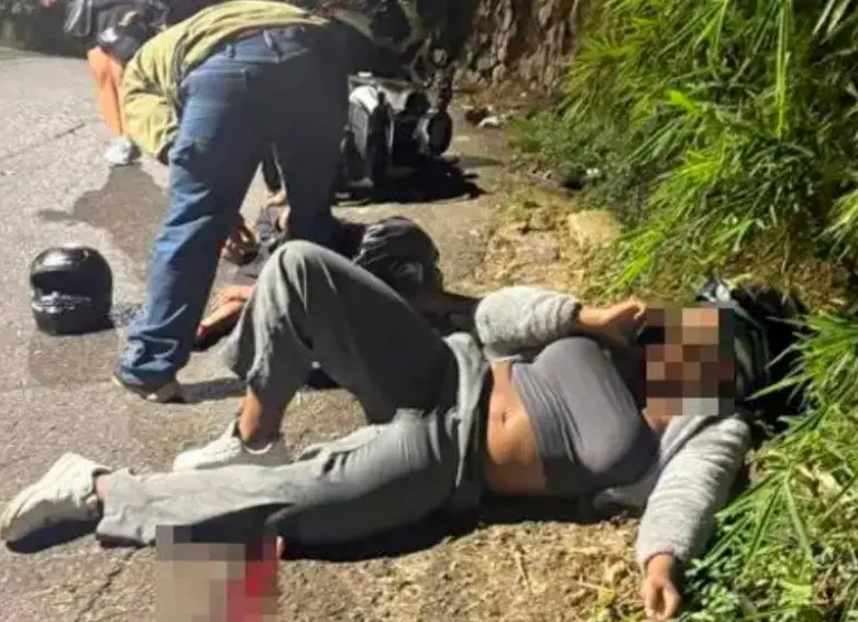 ¡Se fue contra un muro! Accidente en Robledo dejó dos heridos