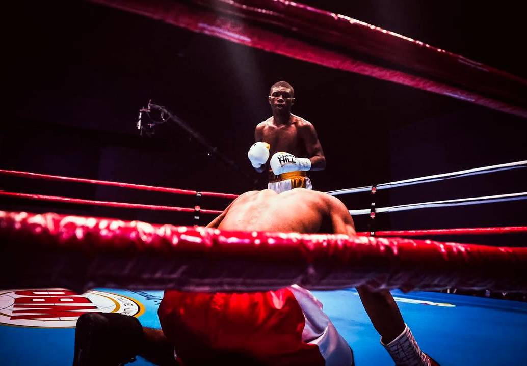 El boxeador antioqueño Yuberjen Martínez, de pie, con guantes blancos en la foto, ganó la pelea en la Convención Mundial de Boxeo que se realizó en Bogotá. Foto: tomada del Instragram de @mindeportecol El boxeador antioqueño Yuberjen Martínez, de pie, con guantes blancos en la foto, ganó la pelea en la Convención Mundial de Boxeo que se realizó en Bogotá. Foto: tomada del Instragram de @mindeportecol