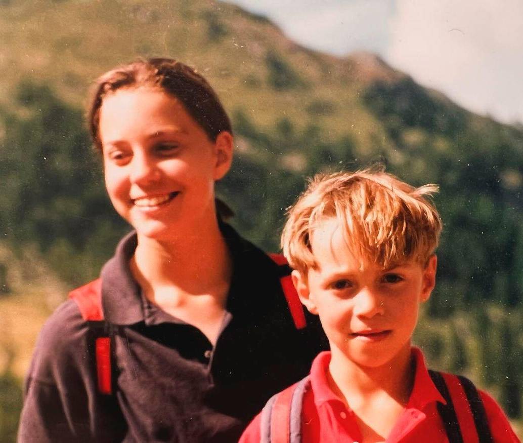 La princesa Kate Middleton, que tiene 42 años, se ve en la foto con James, su hermano, cuando eran pequeños. FOTO: TOMADA DEL INSTAGRAM DE @jmidy