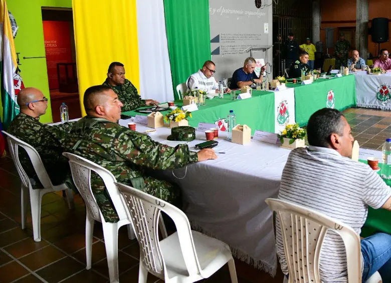 Consejo de seguridad en el Nordeste antioqueño liderado por el gobernador Andrés Julián Rendón. FOTO: GOBERNACIÓN DE ANTIOQUIA