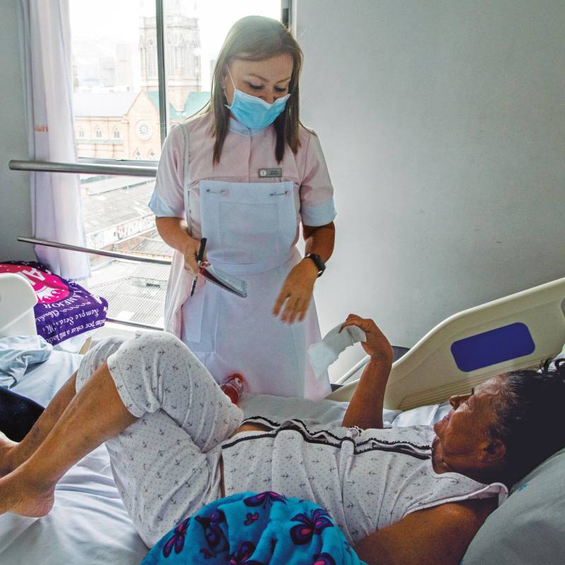 Las voluntarias se distribuyen en grupos que van un día a la semana para resolver necesidades de los pacientes o brindarles acompañamiento a los que no tienen acudiente. FOTO Julio César Herrera