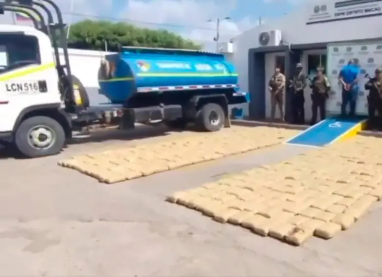 Este es el camión cisterna inmovilizado y los bloques de marihuana que transportaba entre Cauca y La Guajira. FOTO: CORTESÍA DE POLICÍA.