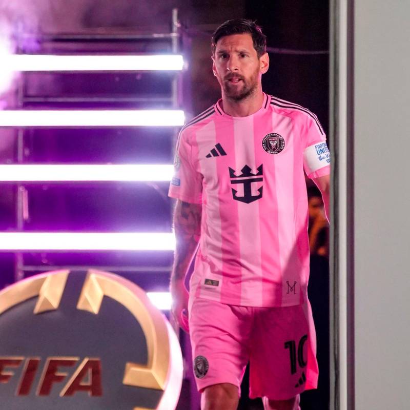 Lionel Messi saliendo al terreno de juego en el duelo inaugural entre Inter Miami y Al Ahly. FOTO: GETTY