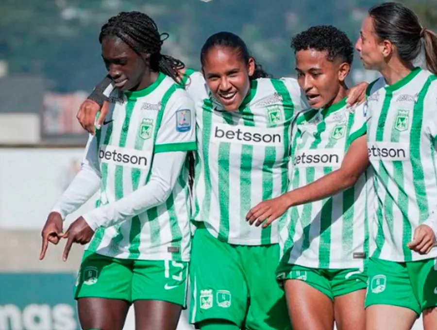 Las jugadoras del cuadro verdolagan celebran la clasificación a la semifinal de la Liga, a falta de un duelo para el cierre de los octavos de final. FOTO CORTESÍA ATLÉTICO NACIONAL 