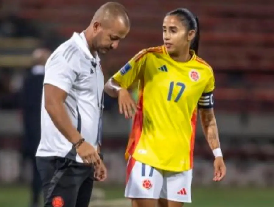 El técnico Ángelo Marsiglia le da instrucciones a Carolina Arias, unas de las jugadoras que regresa a la convocatoria tras superar una lesión muscular. FOTO JUAN ANTONIO SÁNCHEZ 
