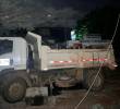 Esta volqueta fue acondicionada por los ilegales para lanzar el ataque con explosivos. FOTO: Cortesía
