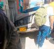 La camioneta recibió al menos catorce disparos y terminó estrellada en una acera. Sus ocupantes resultaron ilesos. FOTO: CORTESÍA