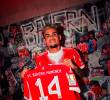 Luis Díaz mostrando el dorsal 14 que le entregaron en el Bayern de Múnich. FOTO @FCBayern